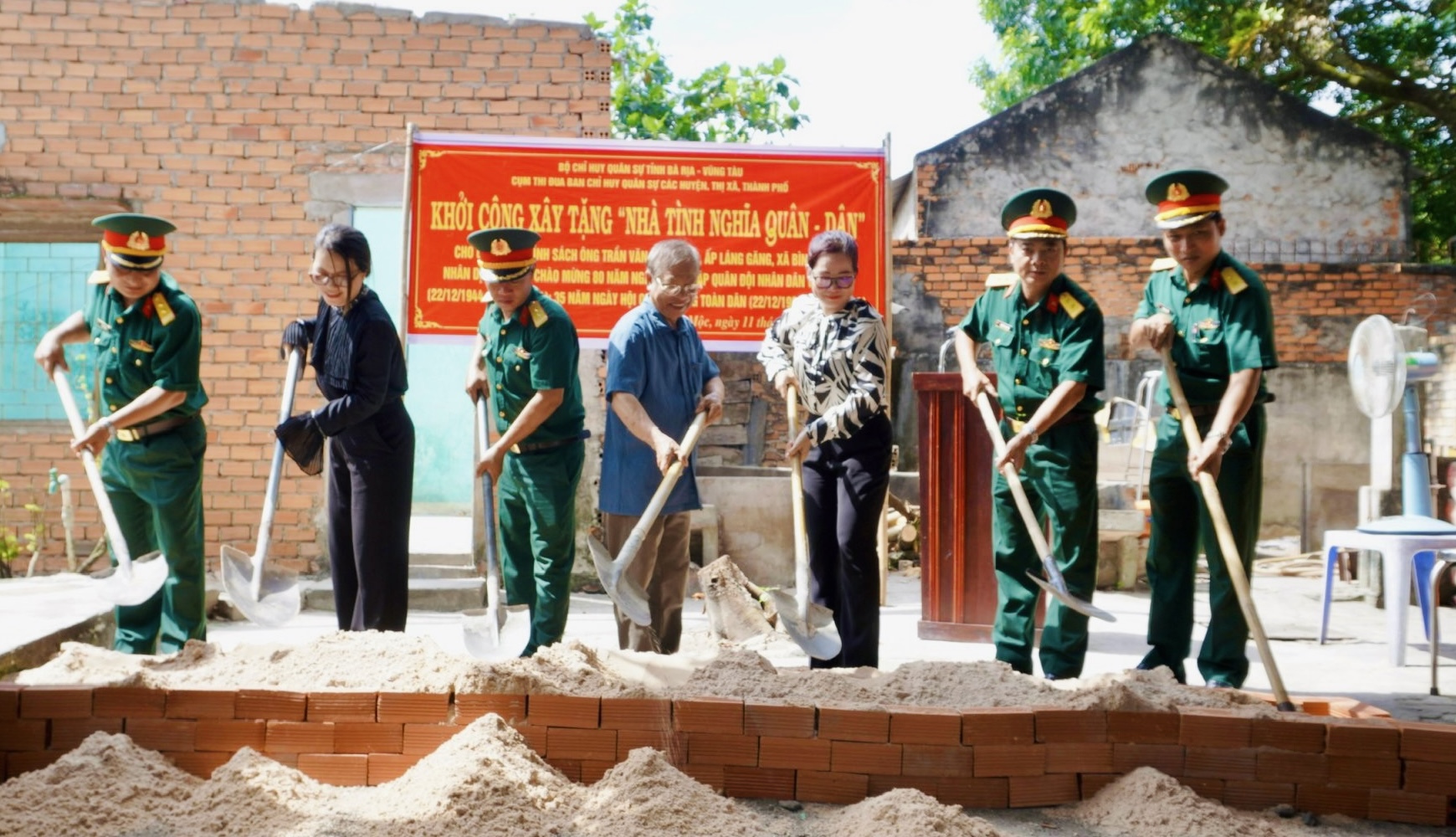 Bộ CHQS tỉnh khởi công xây dựng “Nhà tình nghĩa quân - dân” cho gia đình ông Trần Văn Thoại (xã Bình Châu, huyện Xuyên Mộc).