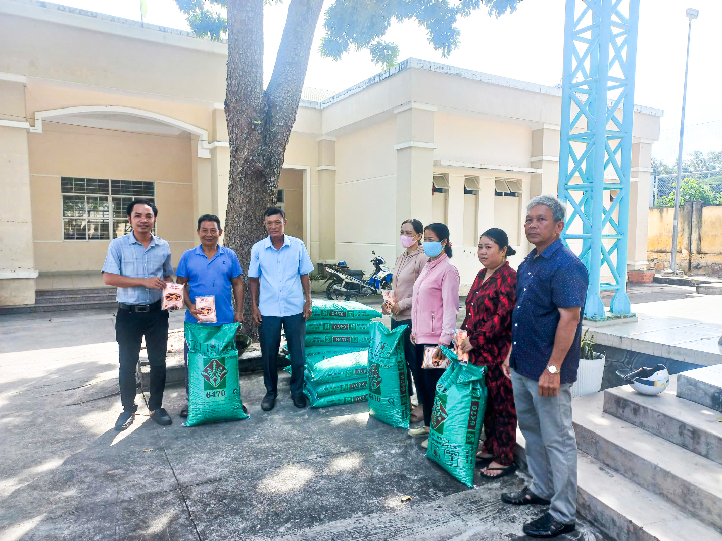 Ông Huỳnh Văn Sơ, Phó Chủ tịch Hội Nông dân huyện Long Điền trao thức ăn của gà cho hội viên.