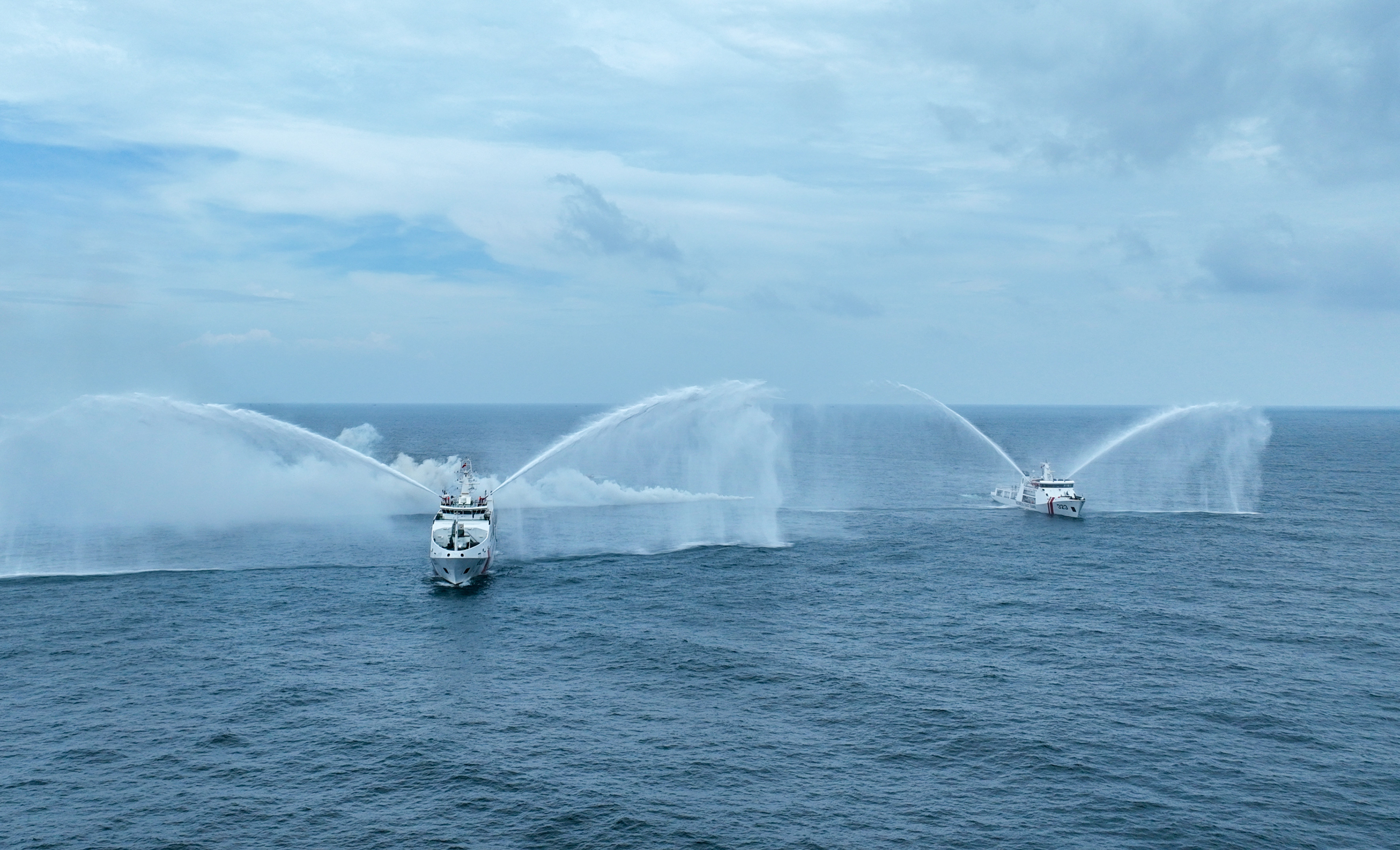 Hai tàu Tàu CSB 8001, BTL Vùng CSB 3 và tàu KN. Pulau Dana – 323 của lực lượng CSB Indonesia hiệp đồng phun vòi rồng dập tắt đám cháy.