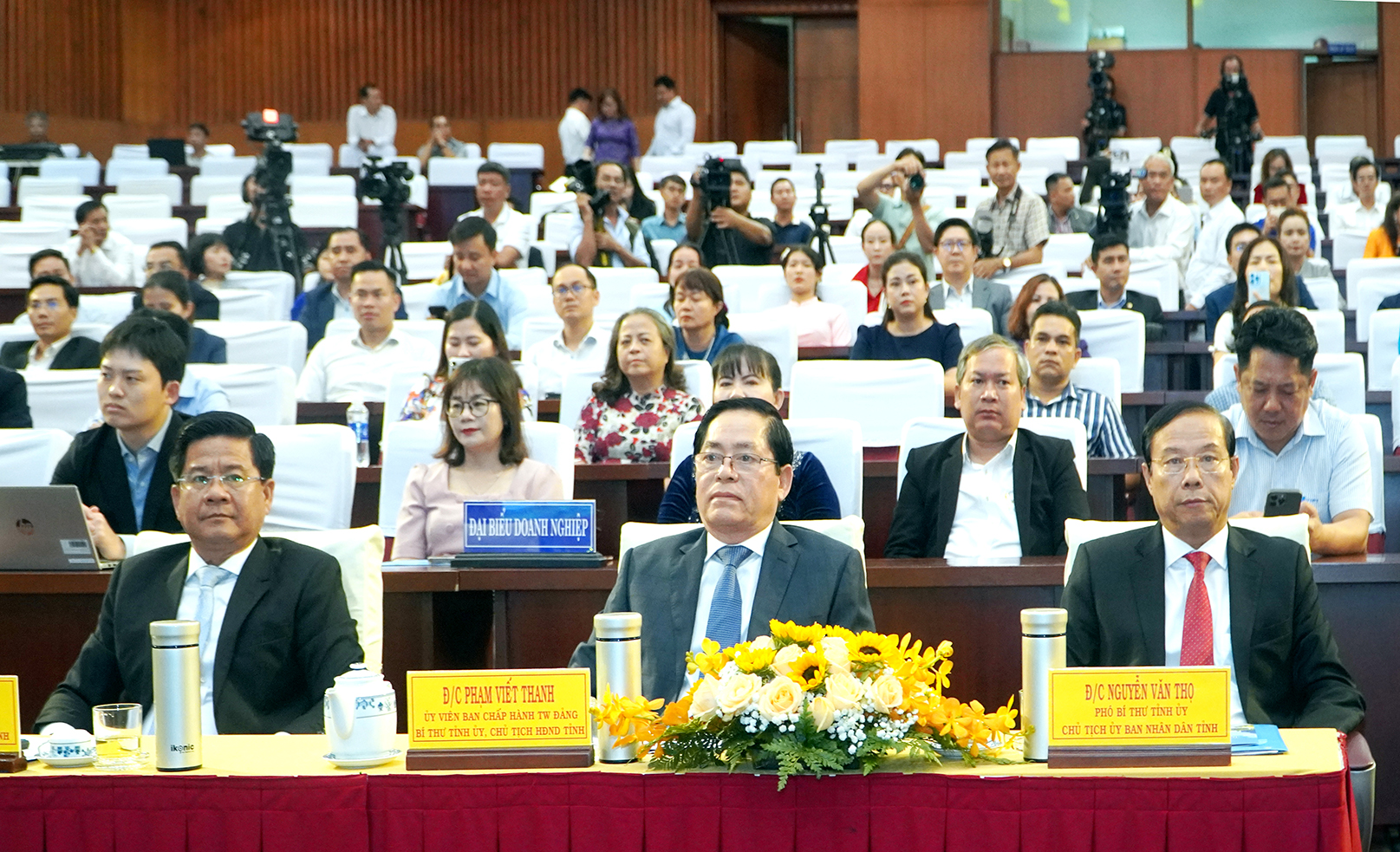Lãnh đạo tỉnh tham dự buổi họp mặt.