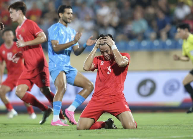 Nỗi buồn hỏng penalty của đội trưởng tuyển Việt Nam.
