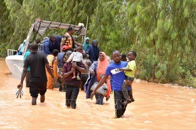 Người dân sơ tán khỏi vùng ngập lụt tại Niamey, Niger.