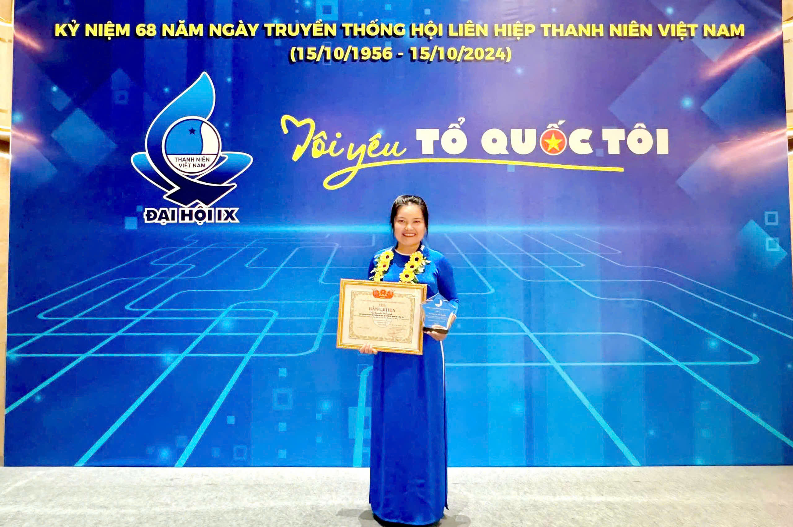 Chị Nguyễn Thị Sương, Chủ tịch Hội LHTN Việt Nam phường Hắc Dịch, TX.Phú Mỹ được vinh danh với “Giải thưởng 15 tháng 10” năm 2024.