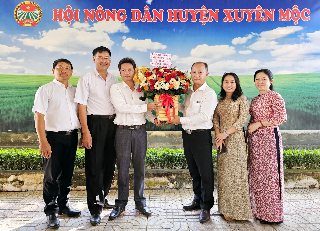 Phó Bí thư Thường trực Huyện ủy Xuyên Mộc Huỳnh Kim Sơn tặng hoa, chúc mừng cán bộ, hội viên nông dân huyện Xuyên Mộc.