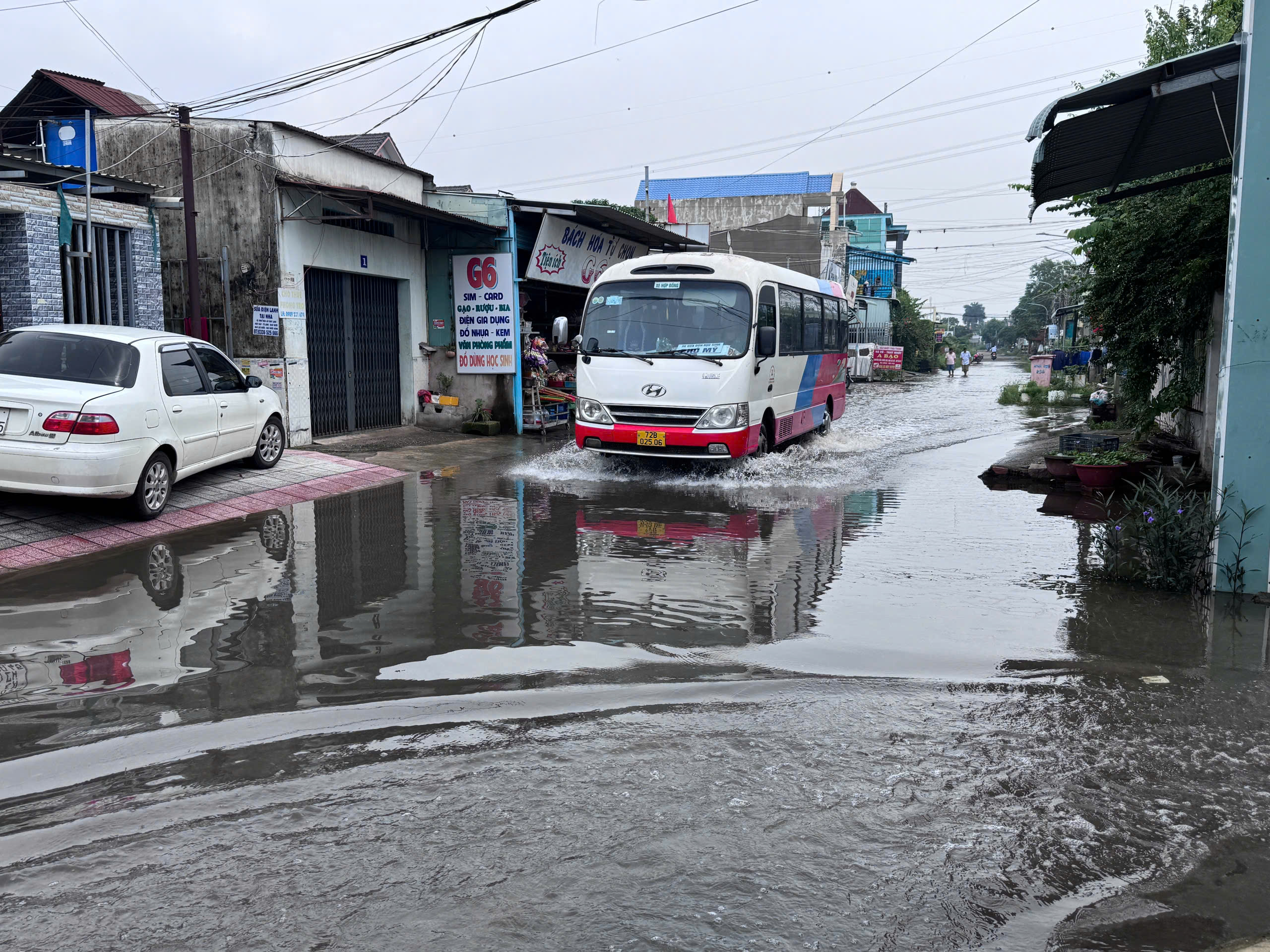 Tình trạng ngập kéo dài ở KP. Phước Hưng gây khó khăn cho người dân trong việc đi lại.