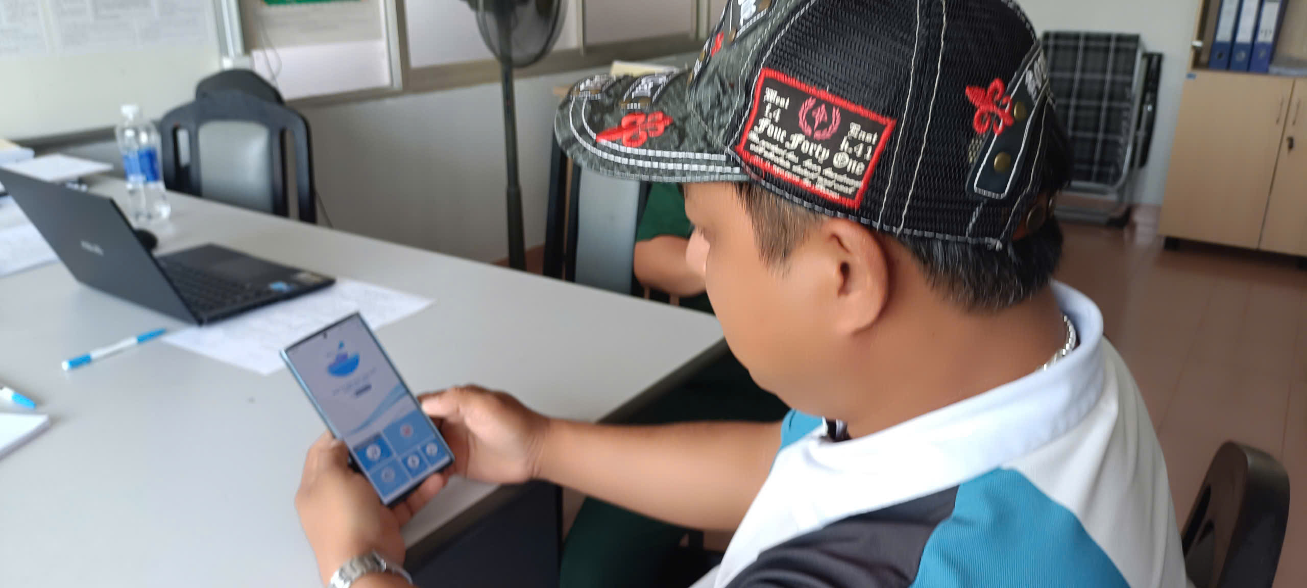 Ông Nguyễn Hồng Phúc, chủ tàu cá ở phường 12, TP. Vũng Tàu đang khai báo thông tin xuất bến qua App trên điện thoại di động ở cảng cá Cát Lở.