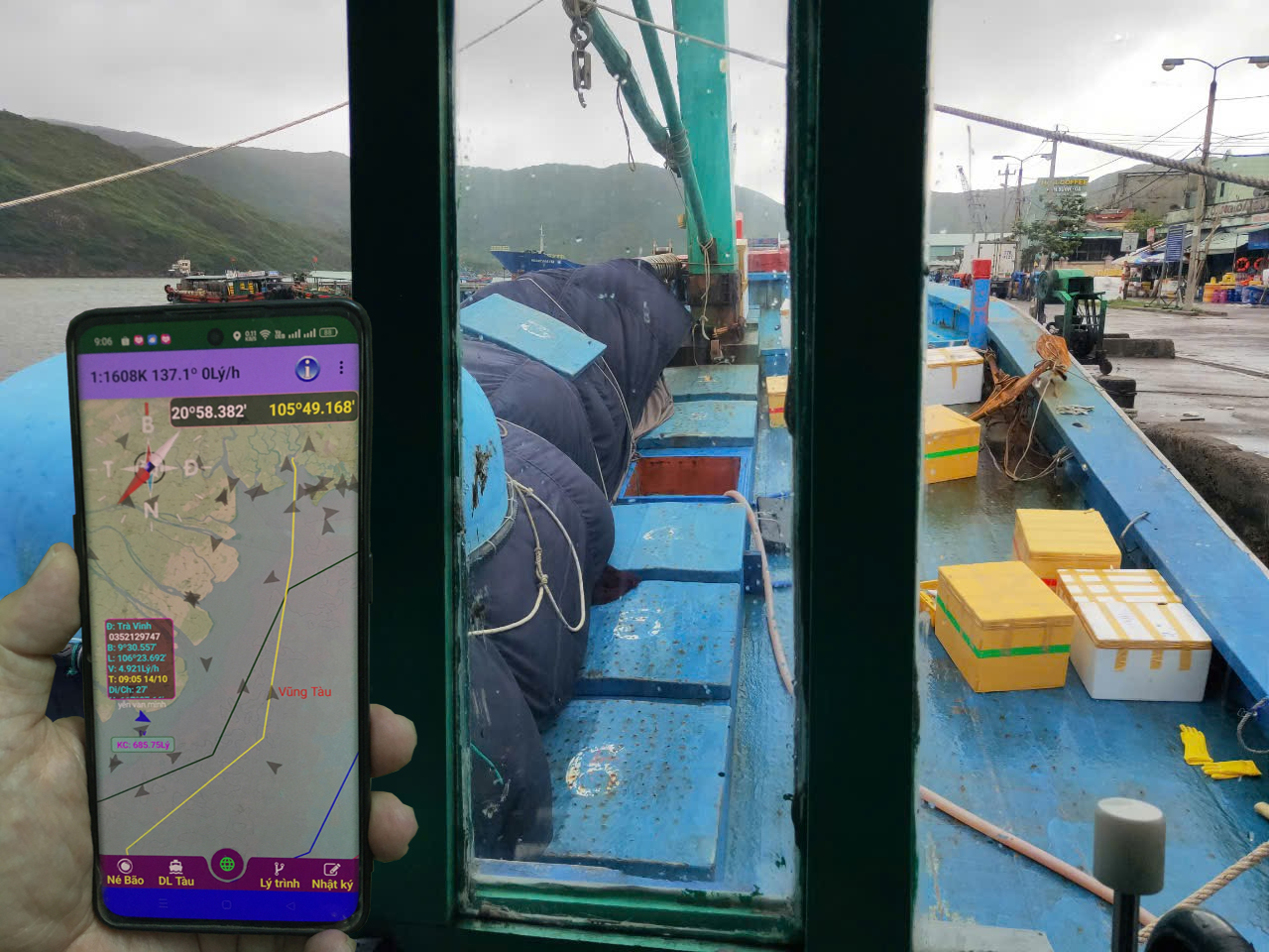 Ngư dân đang vào phần mềm GeoAI để kiểm tra thông tin, hoàn thiện nhật ký khai thác điện tử. Hiện BR-VT đang có khoảng 1.000 tàu cá sử dụng App GeoAI để thực hiện khai báo nhật ký khai thác điện tử.
