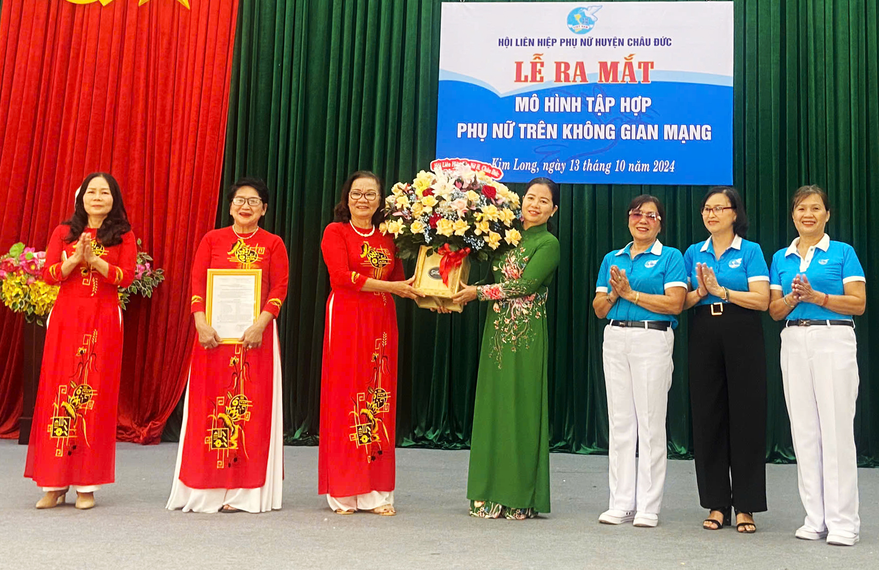 Ban quản trị CLB phụ nữ trên không gian mạng “phụ nữ Kim Long khỏe đẹp” gồm 7 thành viên, do bà TạThị Lan, Chủ tịch Hội phụ nữ xã Kim Long làm chủ nhiệm.