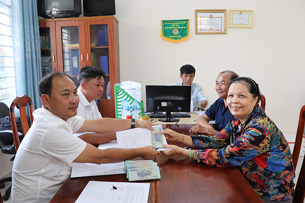 Ông Bùi Đình Nam, Phó Giám đốc Quỹ HTND tỉnh trao vốn vay 50 triệu đồng cho hộ bà Lê Thị Thùy Yến (thôn Trung Sơn, xã Suối Nghệ) để mua 2 bò giống và sửa sang chuồng trại.