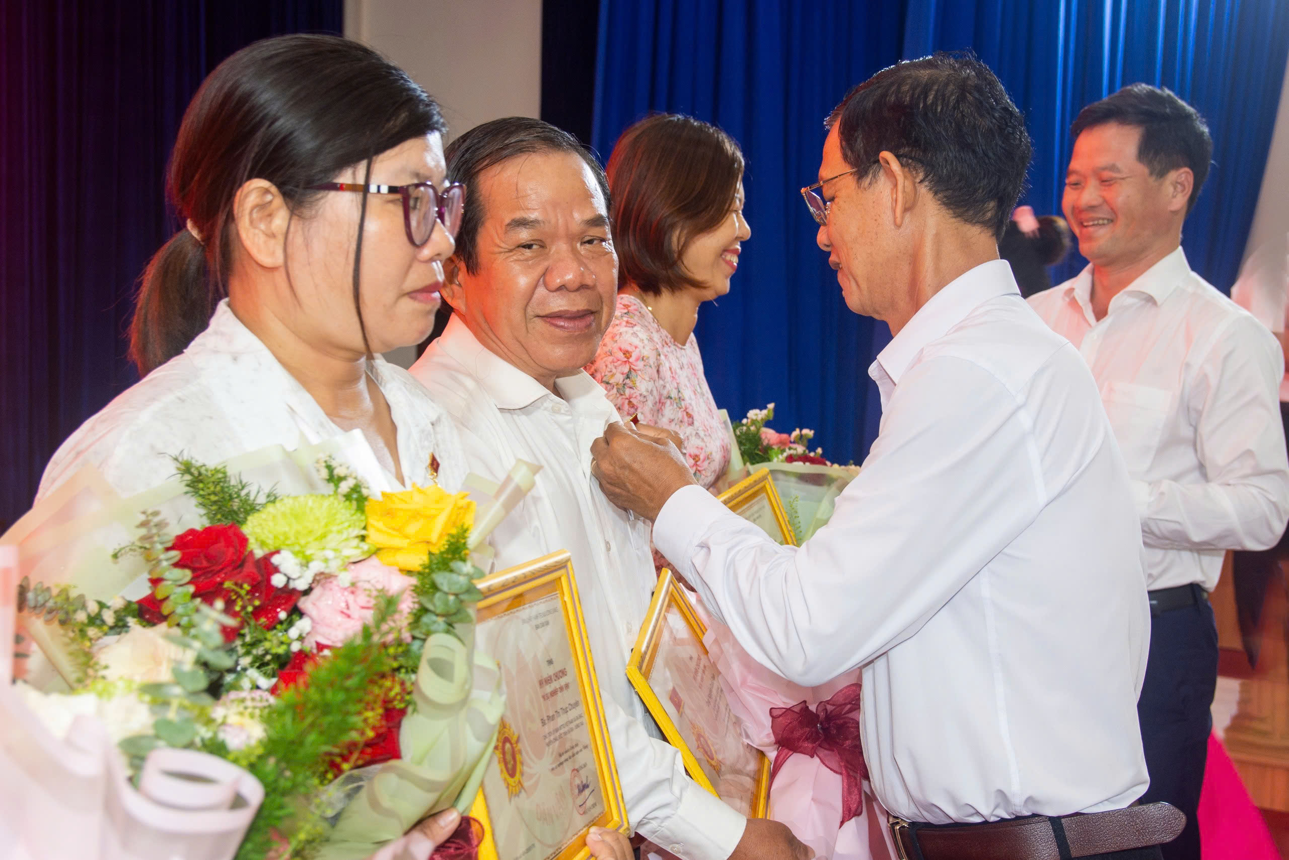 Ông Nguyễn Văn Lợi, Phó Trưởng Ban Dân vận Tỉnh ủy  trao Kỷ niệm chương “Vì sự nghiệp Dân vận” cho các  cá nhân tiêu biểu của huyện Châu Đức.