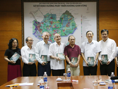 Ông Lê Quang Thành (giữa) tặng cuốn tự truyện “Lê Quang Thành - Một đời nghĩa nặng tình sâu” cho các đồng chí lãnh đạo tỉnh, nguyên lãnh đạo tỉnh, tháng 9/2017. Ảnh: BÙI HƯƠNG