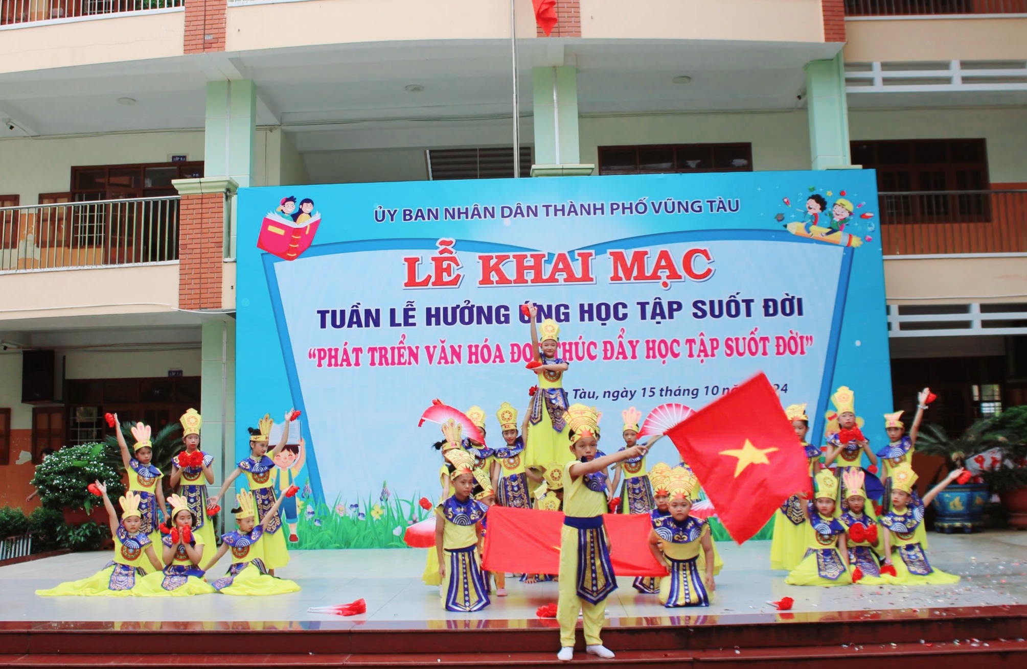 Tiết mục văn nghệ đặc sắc tại Lễ khai mạc.