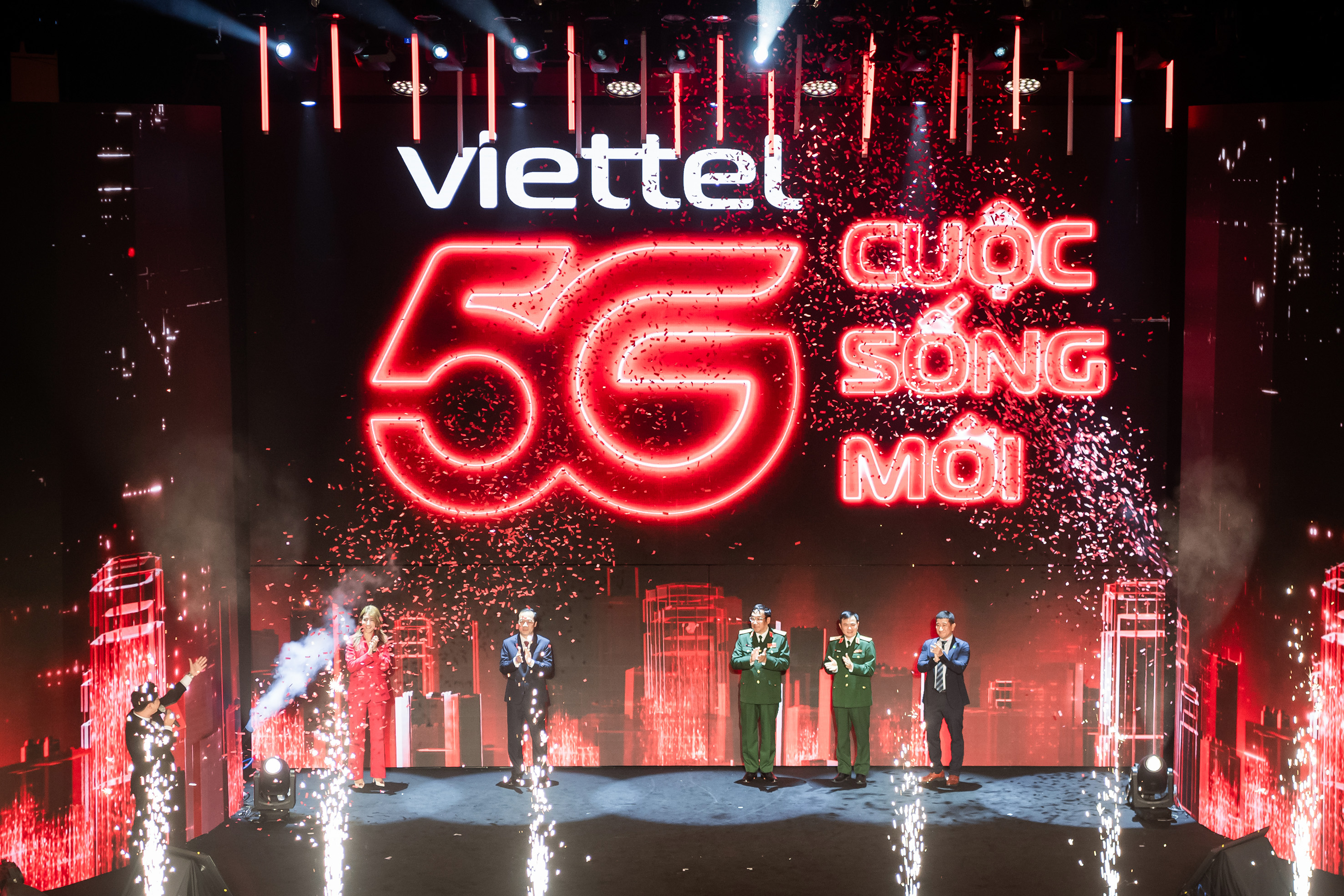 Các đại biểu thực hiện nghi thức khai trương chính thức mạng 5G Viettel.