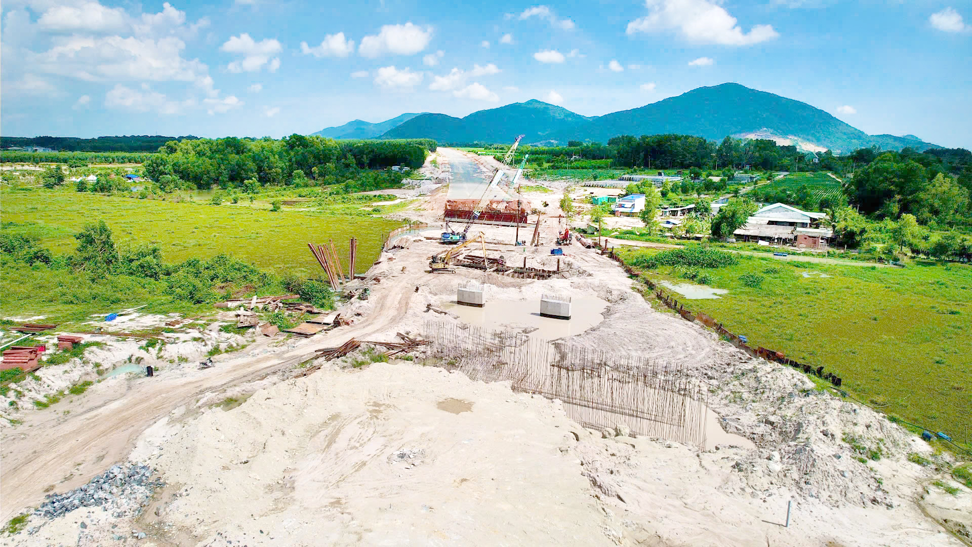 Thi công phần cầu tại dự án đường cao tốc Biên Hòa-Vũng Tàu.