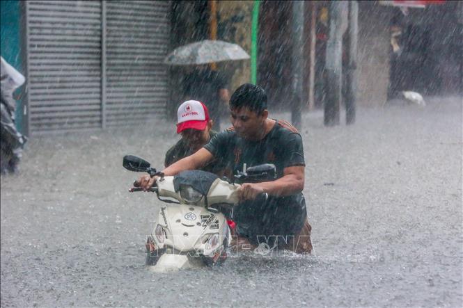 Cảnh ngập lụt sau những trận mưa lớn do ảnh hưởng của bão Gaemi tại Philippines.