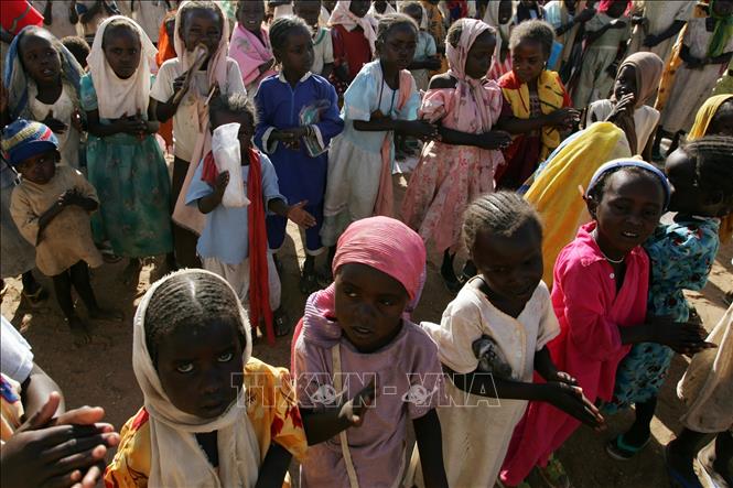 Trẻ em gái tại trại tị nạn ở Nyala, khu vực Darfur, Sudan.