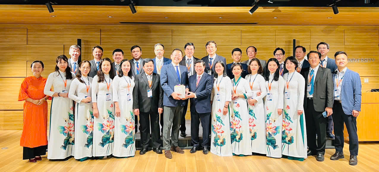 Đoàn đến tham quan, nghiên cứu mô hình, cách thức vận hành tại Bệnh viện Đại học Hiroshima.