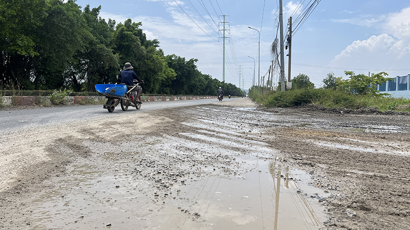 Đất đá rơi vãi xuống đường Hoàng Sa gây mất ATGT.