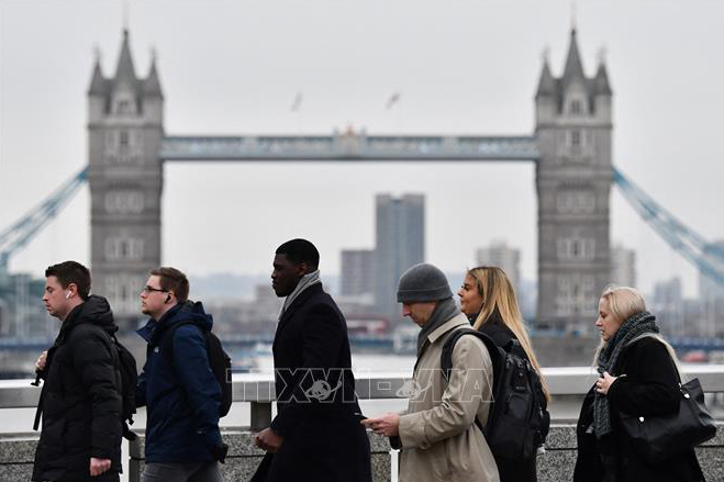 Người lao động Anh đi làm qua cây cầu London.