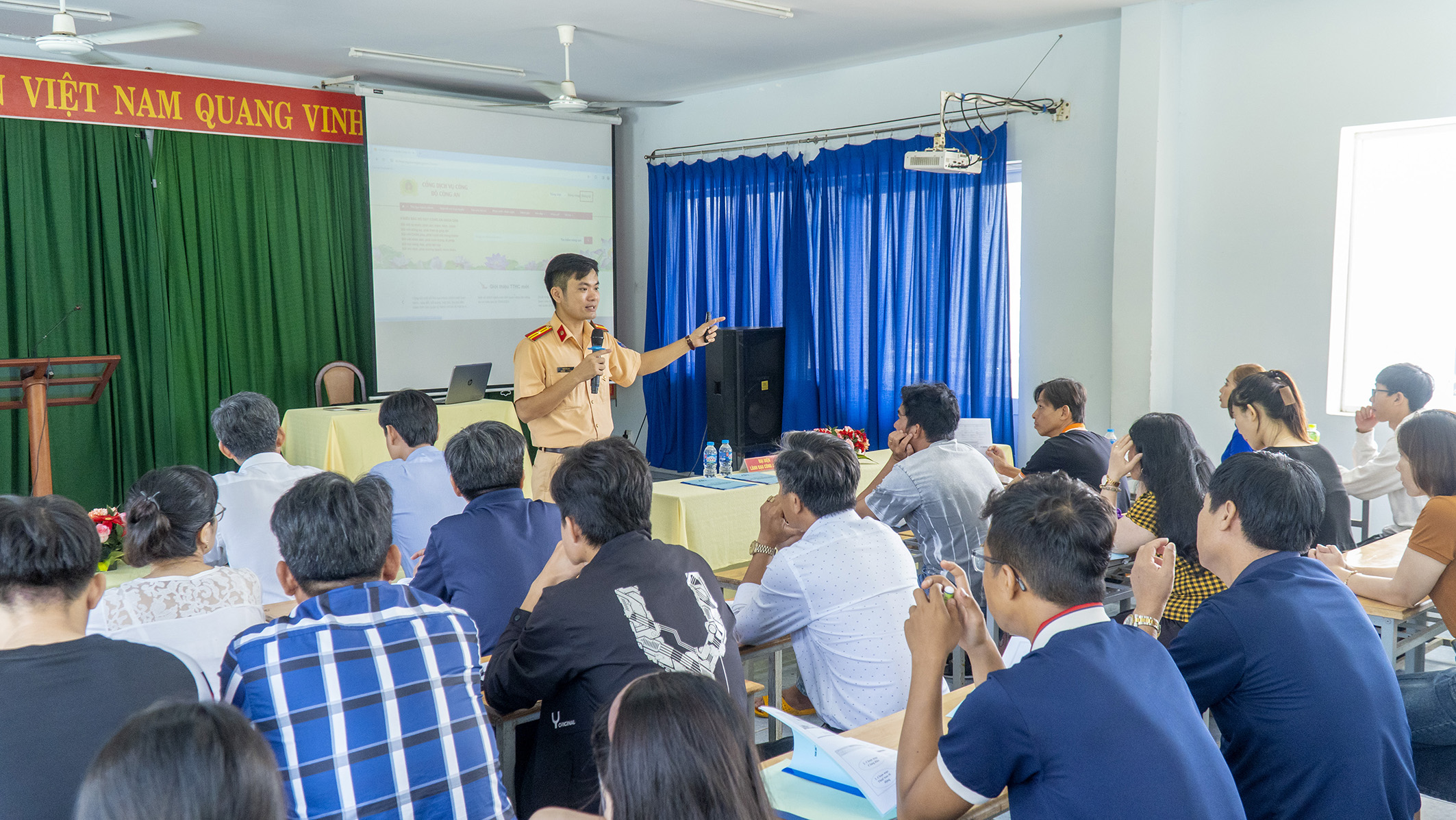 Báo cáo viên Công an tỉnh thông tin, tuyên truyền đến các học viên chuyên đề về thực hiện dịch vụ công trực tuyến trong lĩnh vực quản lý phương tiện.