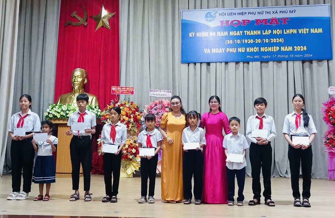 Hội LHPN TX.Phú Mỹ trao học bổng Nguyễn Thị Định cho học sinh khó khăn. Ảnh: TUỆ LÂM