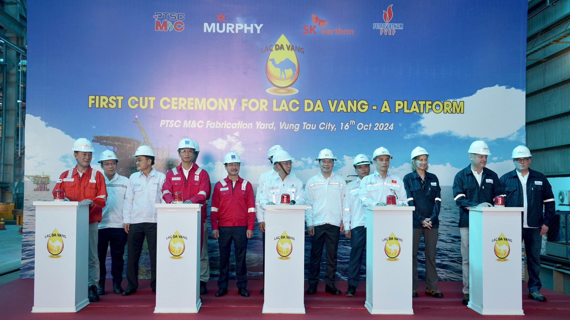 Lãnh đạo Tập đoàn Murphy Oil (Hoa Kỳ) và các đối tác ấn nút khởi công dự án.