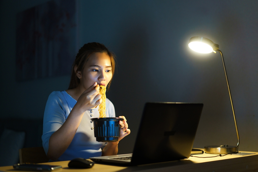 Hạn chế mì gói nếu thường xuyên  ăn khuya.