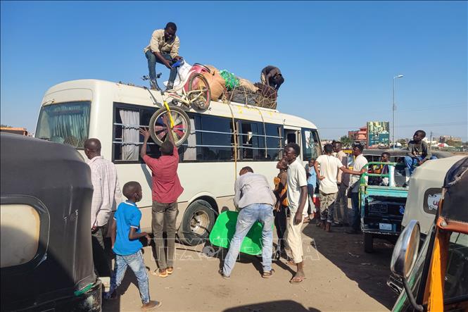 Người dân rời bỏ nhà cửa do xung đột tại Wad Madani, Sudan.