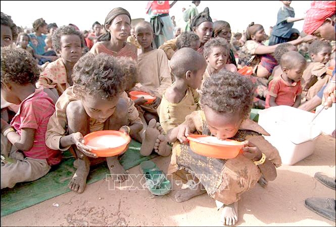 Phụ nữ và trẻ em tại trại tị nạn Kebribeyah, Ethiopia.