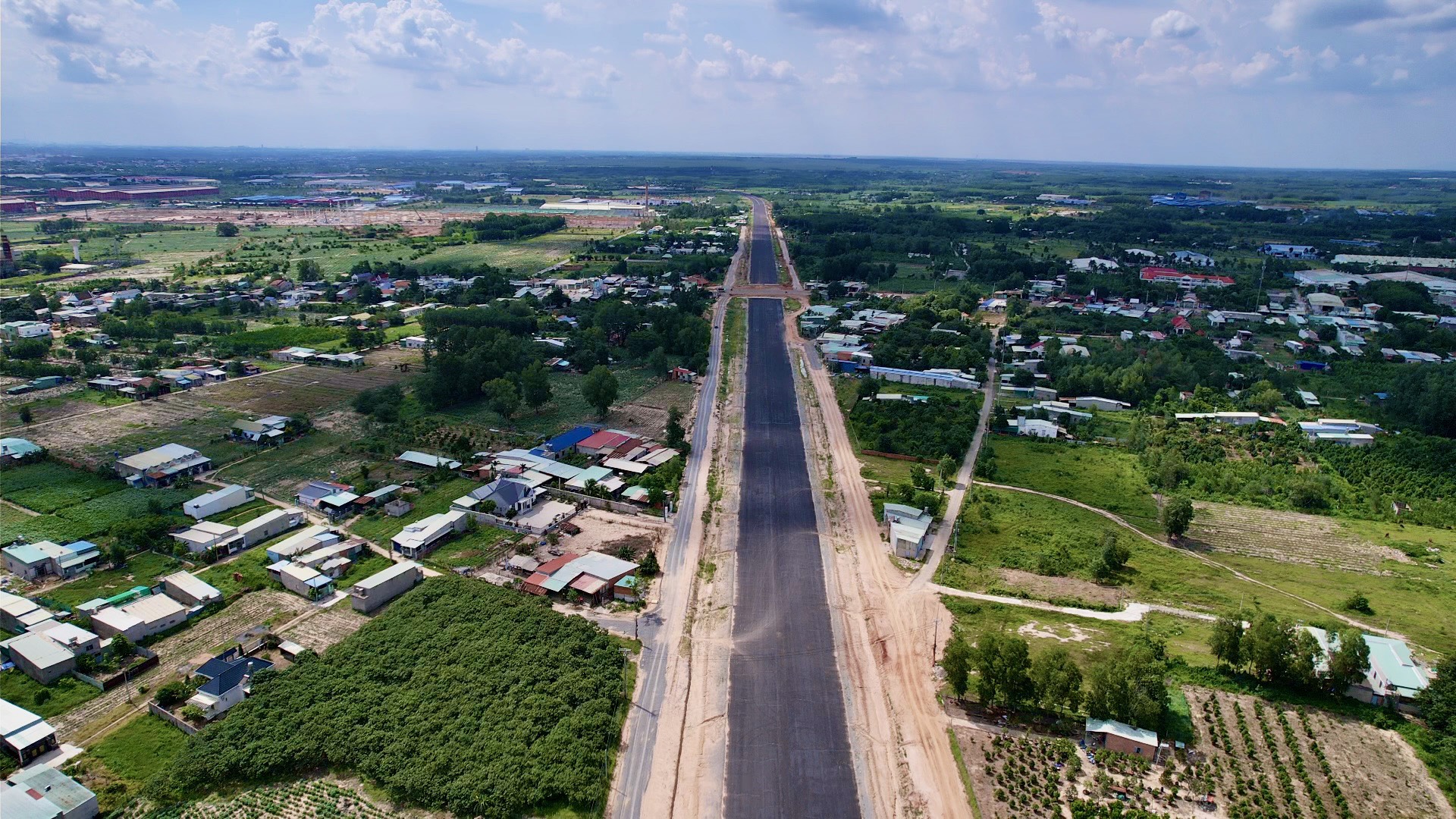 Cao tốc Biên Hòa-Vũng Tàu đã thành hình sau hơn 1 năm thi công, dự kiến thông xe kỹ thuật vào ngày 30/4/2025.