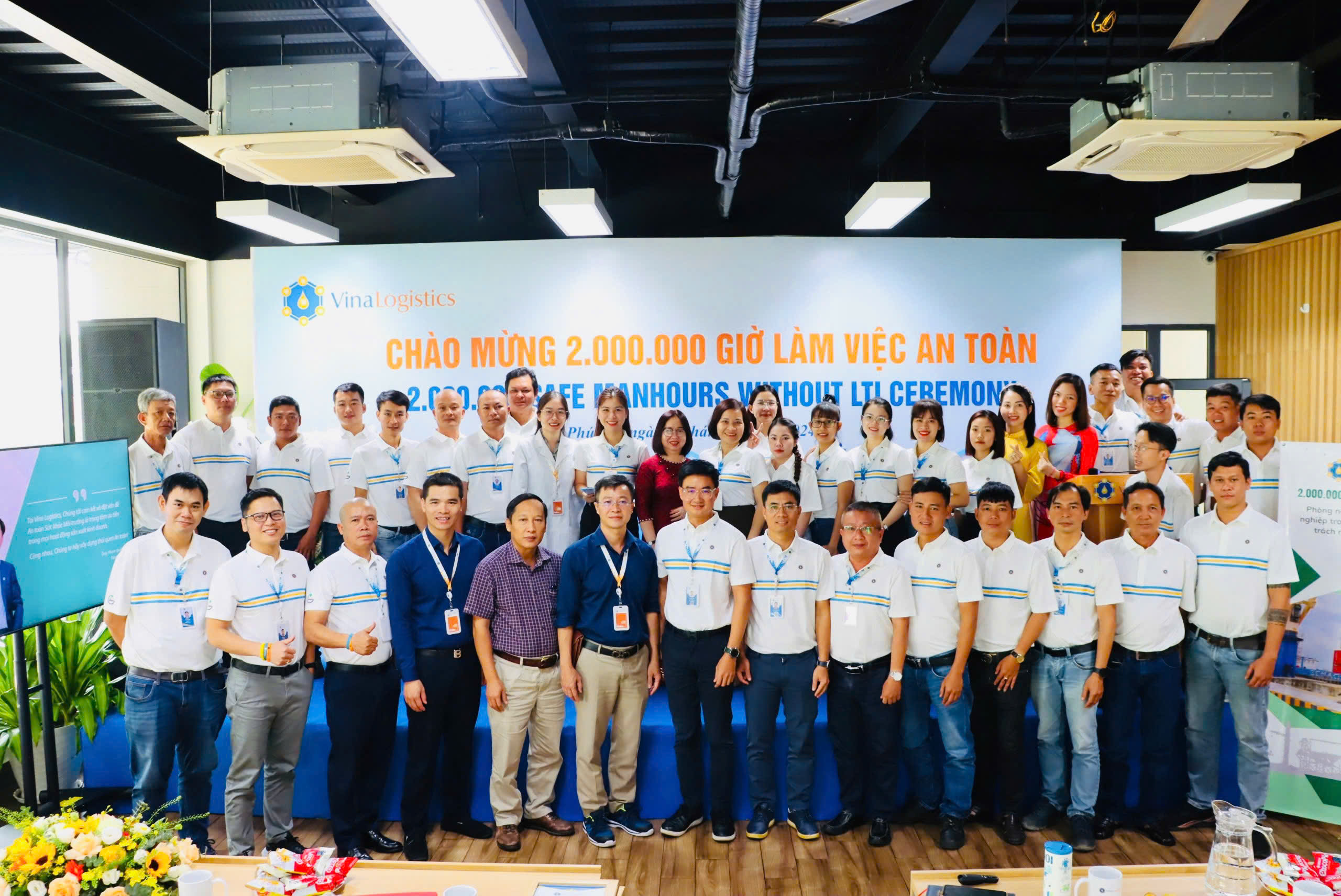 Lãnh đạo và cán bộ công nhân viên VNL chụp hình lưu niệm tại lễ chào mừng đạt cột mốc 2 triệu giờ làm việc an toàn.