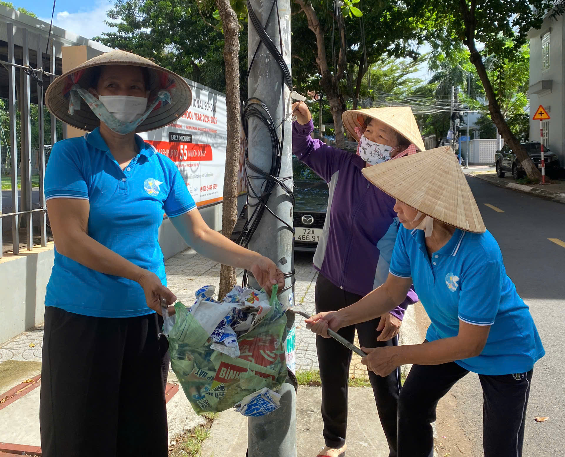 Người dân khu phố 1 tham gia dọn dẹp vệ sinh khu phố sạch đẹp.