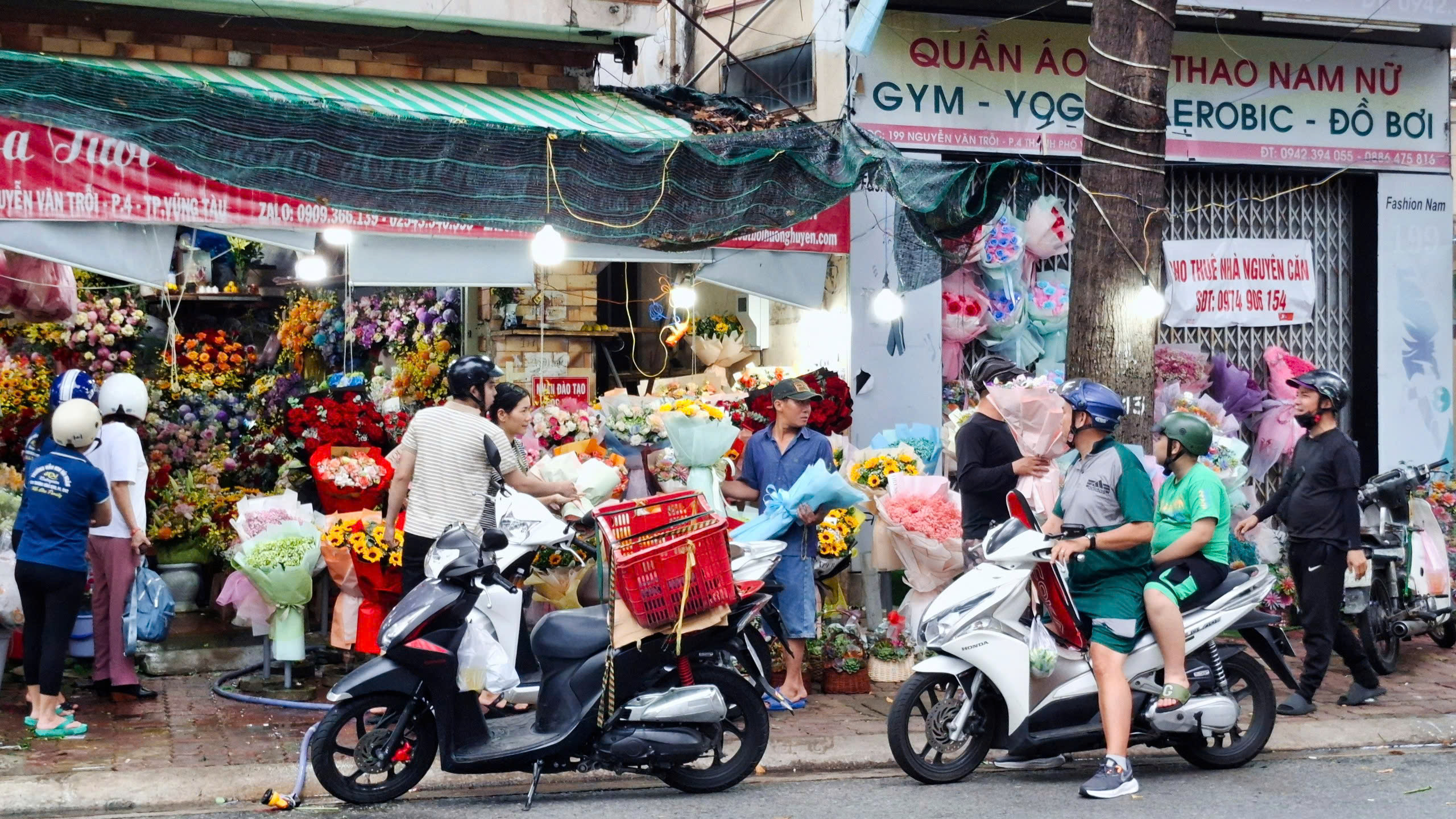 Tiệm hoa trên đường Nguyễn Văn Trỗi cho biết năm nay lượng khách mua giảm hơn năm ngoái