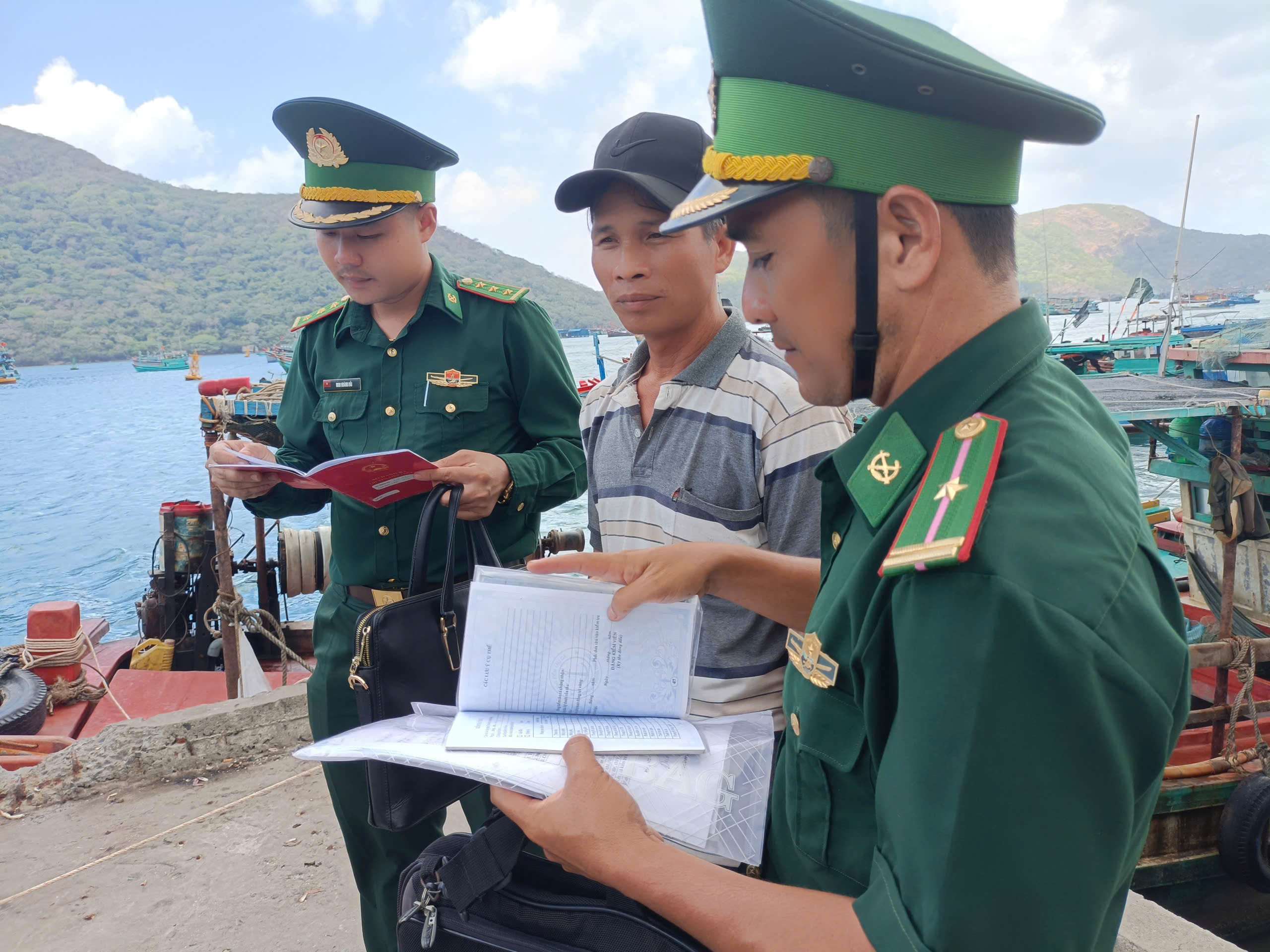 Cán bộ Đồn Biên phòng Côn Đảo kiểm tra giấy tờ tàu cá vừa cập bến ở cảng Bến Đầm (huyện Côn Đảo)