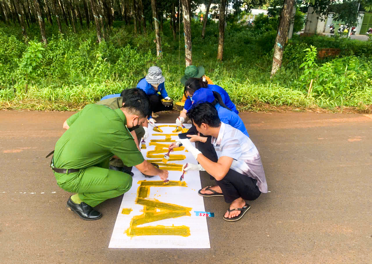 Lực lượng Đoàn thanh niên xã Cù Bị kẻ vạch cảnh báo tuyên truyền ATGT.