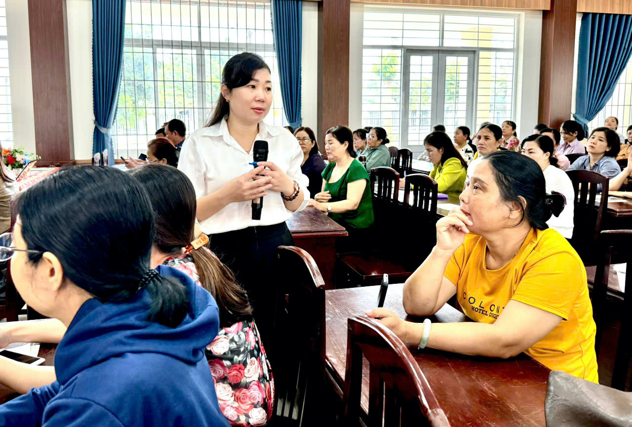 Bà Nguyễn Thị Thao, Phó trưởng Phòng Nghiệp vụ Chi cục An toàn vệ sinh thực phẩm tỉnh trao đổi, giải đáp với học viên tại buổi tập huấn.