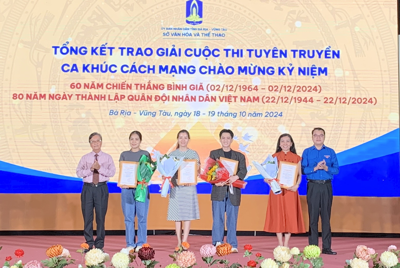 Anh Thôi Đại Việt, Phó Bí thư Tỉnh Đoàn và nhạc sĩ Võ Lê trao giải Ba đến các thí sinh đạt giải.