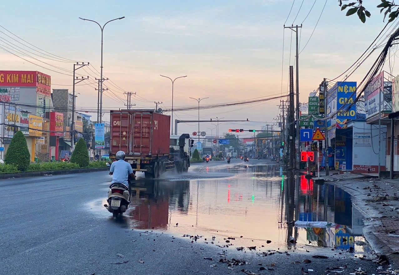 Tuyến QL 51 – đoạn gần ngã ba Mỹ Xuân, TX.Phú Mỹ xảy ra tình trạng ngập nước khiến các phương tiện xe gắn máy lưu thông qua đoạn đường này phải đi lấn sang làn đường ô tô, tiềm ẩn nhiều nguy cơ mất an toàn giao thông.