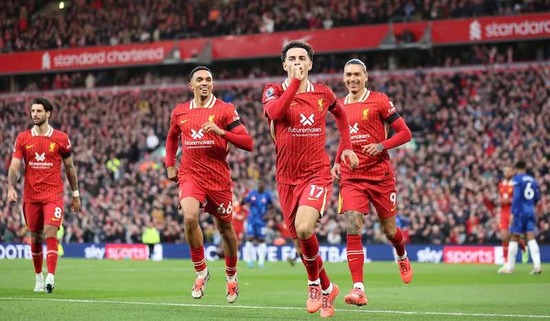 Ở vòng 8, Liverpool đánh bại Chelsea, giữ ngôi đầu bảng Premier League.