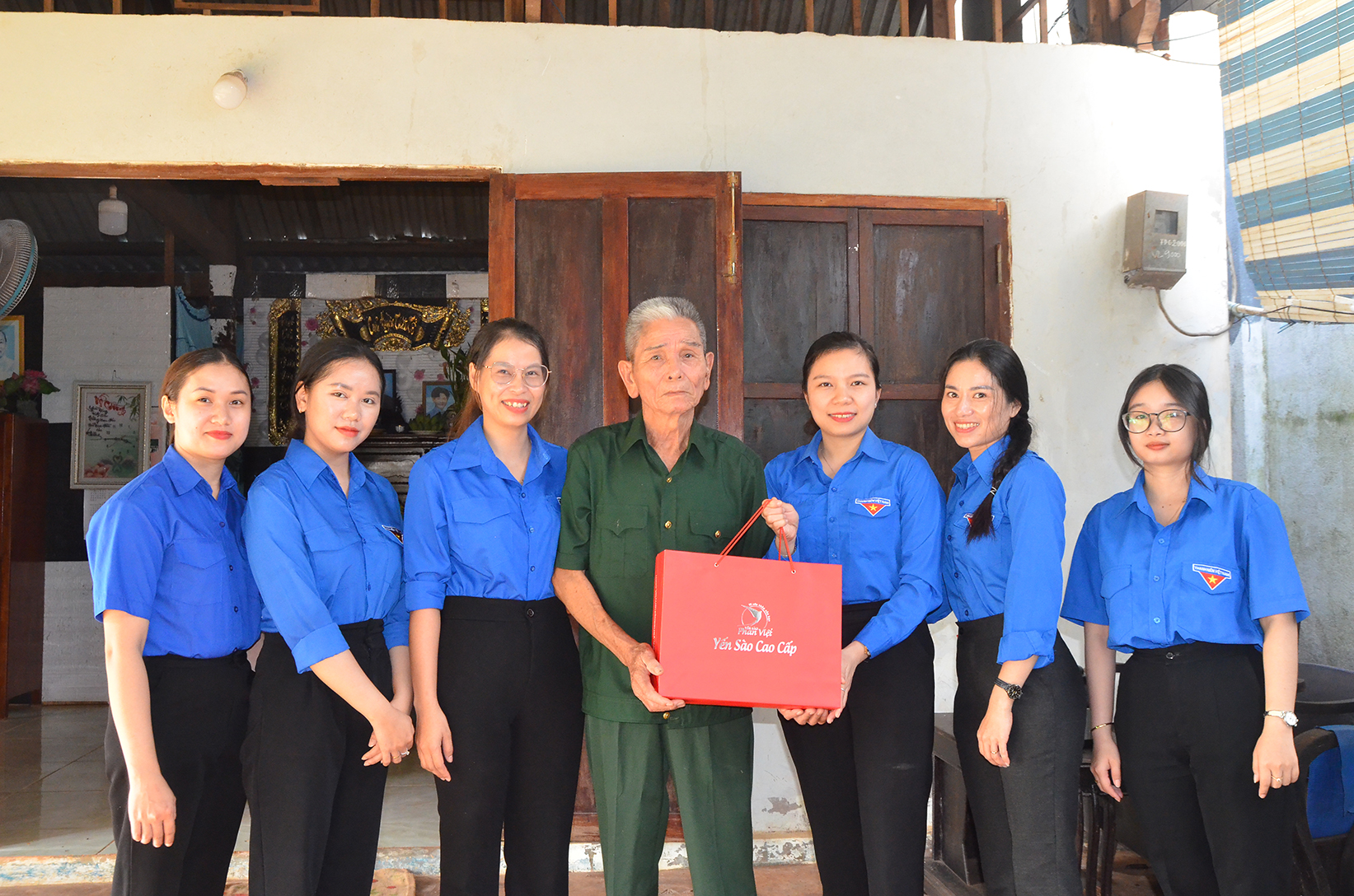 Huyện Đoàn, Hội LHTN huyện Châu Đức thăm hỏi, tặng quà ông Hồ Văn Tiên, cựu chiến binh  từng trực tiếp tham gia Chiến dịch Bình Giã.