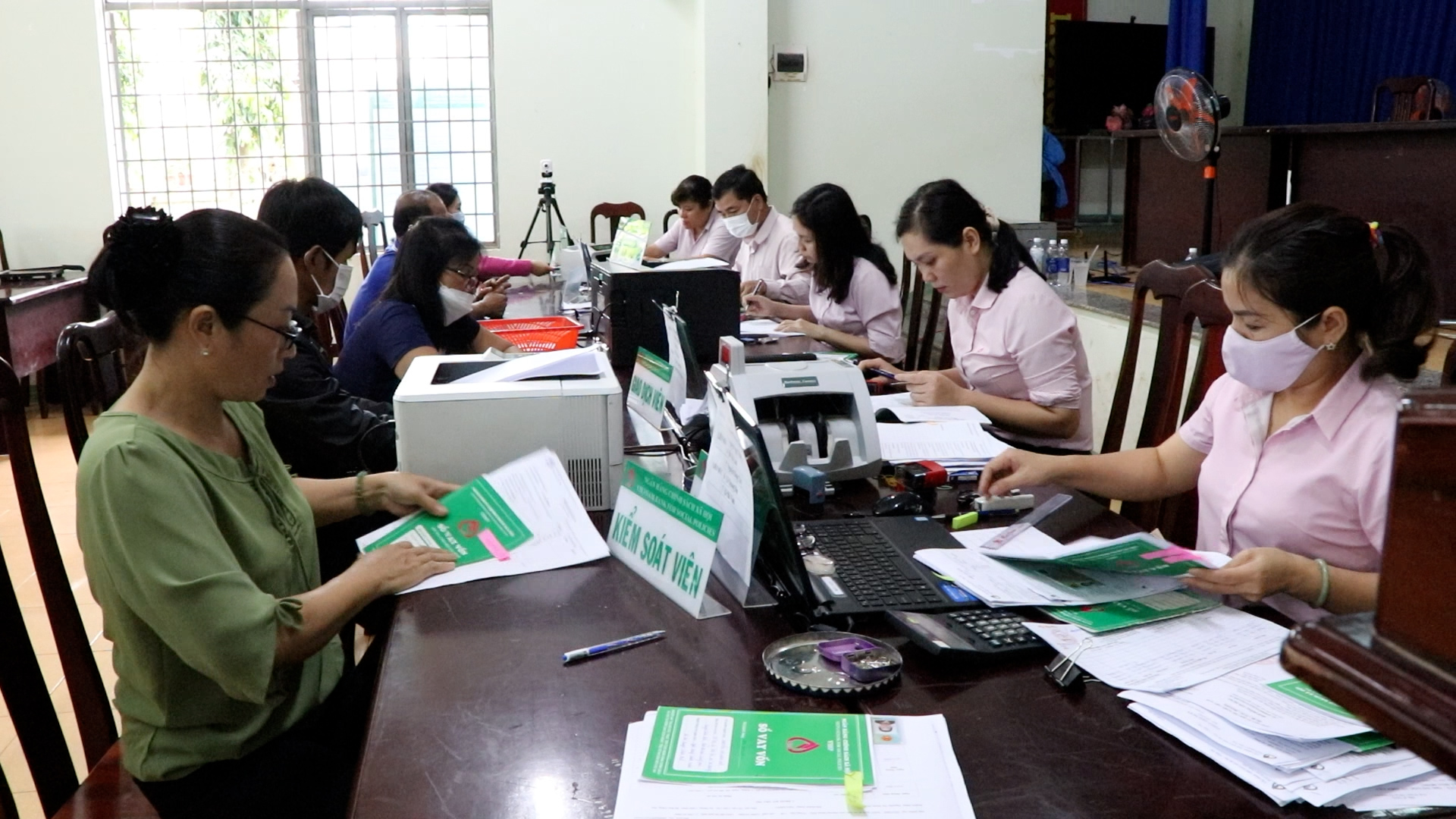 Nhân viên Phòng Giao dịch Ngân hàng Chính sách xã hội  huyện Châu Đức giải ngân vốn tín dụng tại xã Xà Bang.