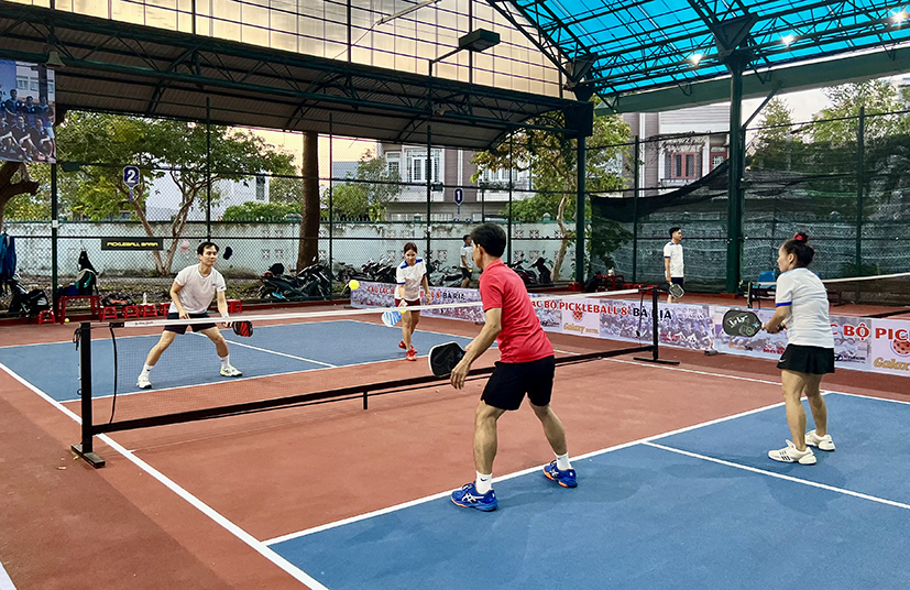 Ngành thể thao đang từng bước chuẩn hoá Pickleball, nhằm đưa môn thể thao này phát triển bền vững. Trong ảnh: Người chơi Pickleball tại cụm sân Nhà thi đấu Bà Rịa.