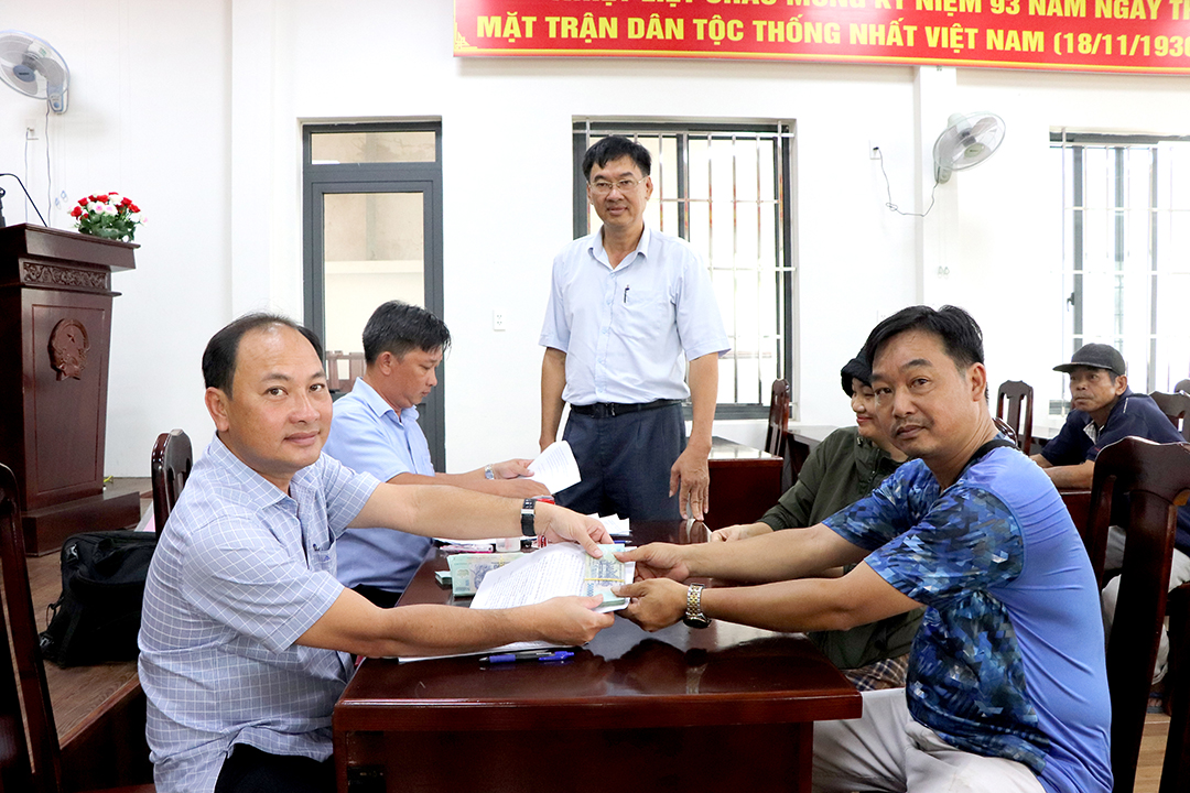Ban Điều hành Quỹ HTND tỉnh giải ngân vốn vay dự án chăm sóc cây nhãn cho hội viên nông dân TT.Phước Bửu.