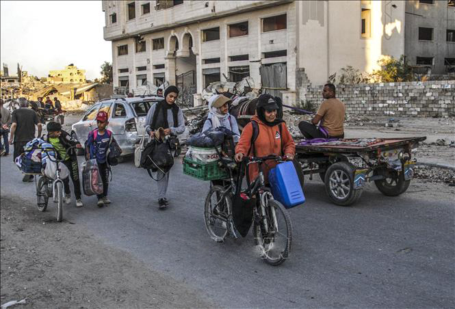 Người dân sơ tán tránh xung đột tại Jabalia, Dải Gaza.