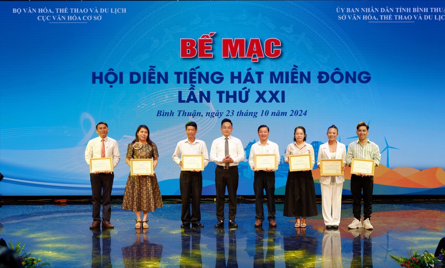 Ban tổ chức trao huy chương Vàng đến đại diện đ