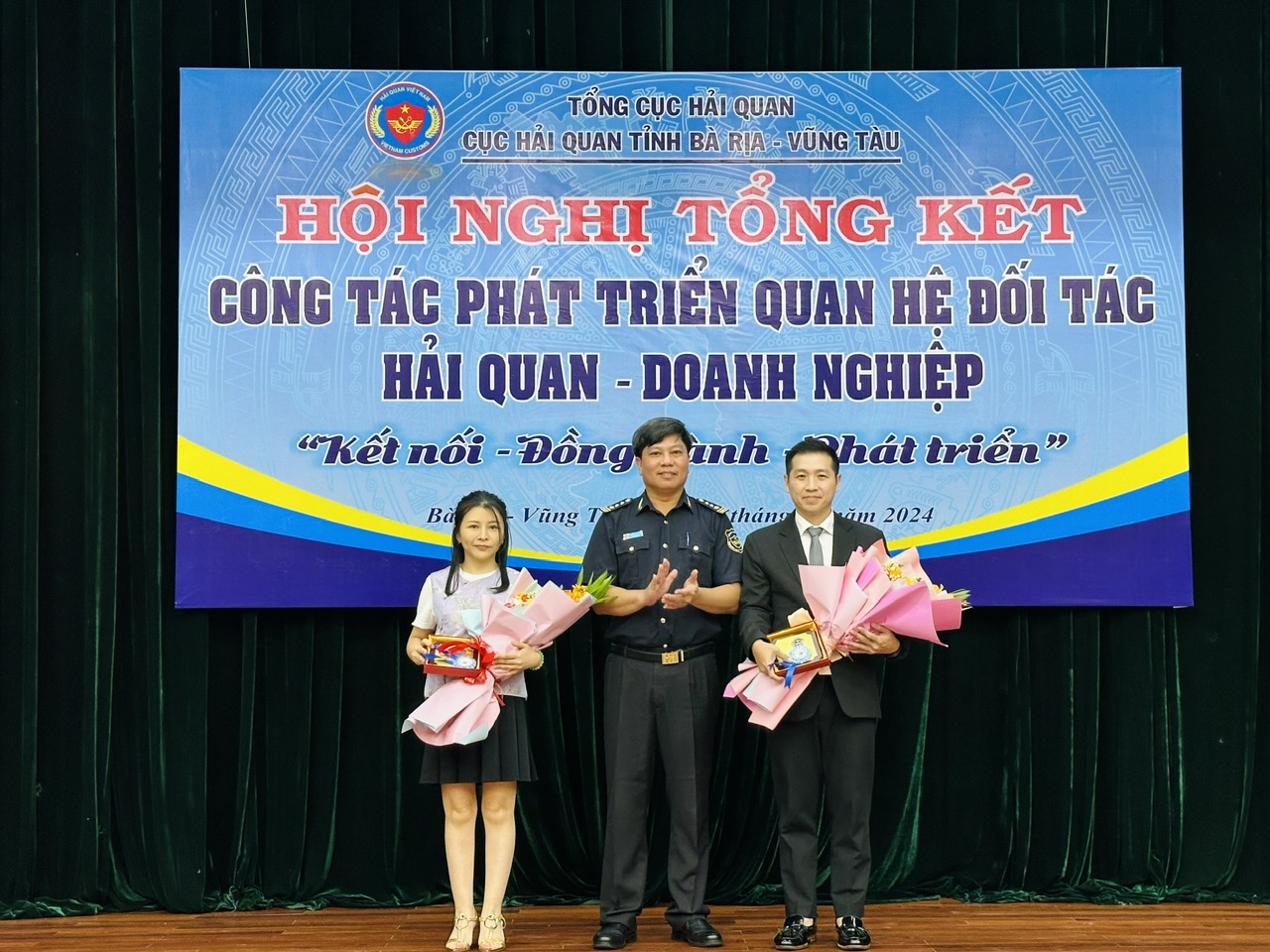 Ông Nguyễn Trường Giang, Cục trưởng Cục Hải quan tỉnh trao tặng Kỷ niệm chương cho 2 DN có thành tích tiêu biểu trong công tác xây dựng quan hệ đối tác Hải quan - Doanh nghiệp. 