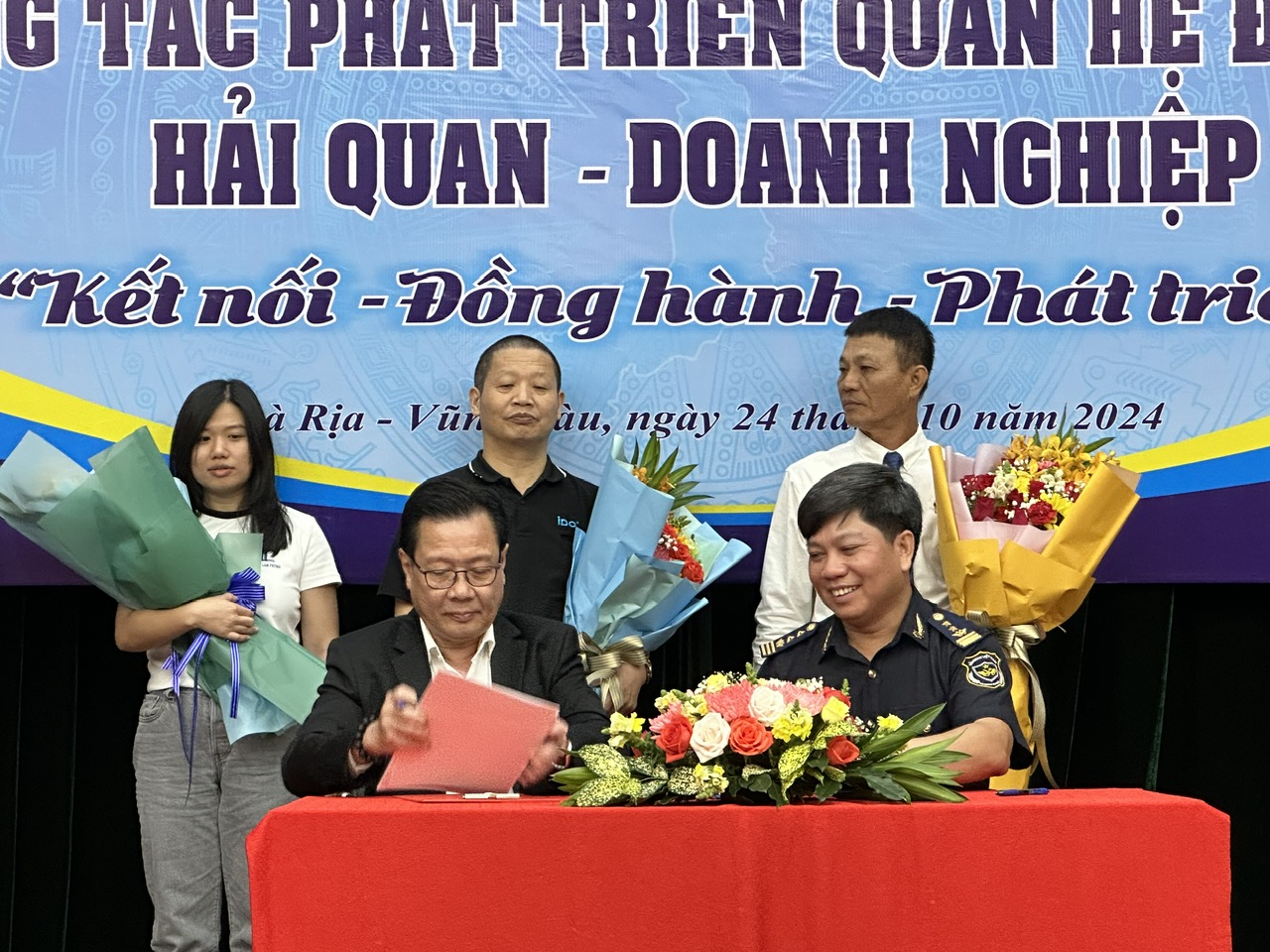 Lãnh đạo Cục Hải quan tỉnh ký kết thỏa thuận hợp tác về xây dựng quan hệ đối tác Hải quan - Doanh nghiệp với 4 DN. 