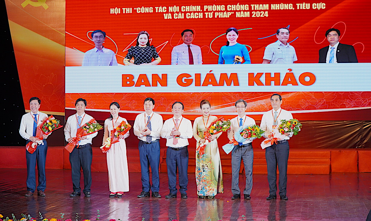 Ban Tổ chức tặng hoa cho Ban Giám khảo hội thi.