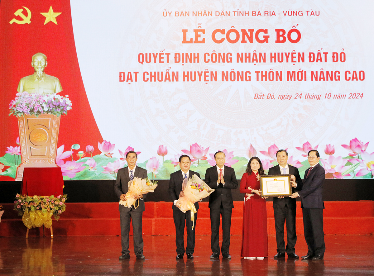 Ông Phạm Viết Thanh, Ủy viên Trung ương Đảng, Bí thư Tỉnh ủy, Chủ tịch HĐND tỉnh và ông Nguyễn Văn Thọ, Phó Bí thư Tỉnh ủy, Chủ tịch UBND tỉnh trao quyết định của Thủ tướng Chính phủ công nhận huyện Đất Đỏ đạt chuẩn huyện NTM nâng cao năm 2023.