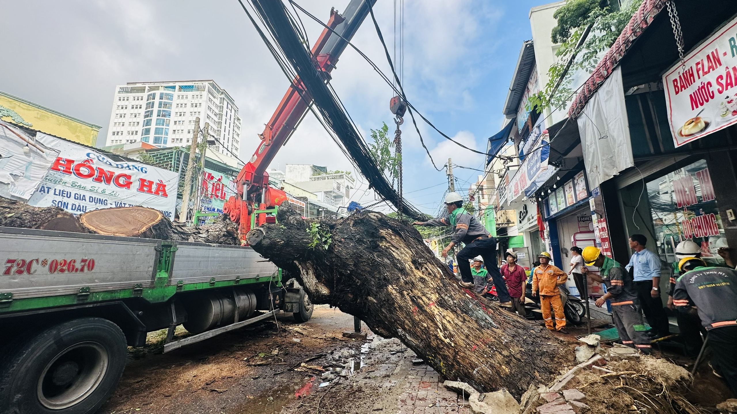 UPC huy động nhiều máy móc, phương tiện và nhân lực đến xử lý sự cố